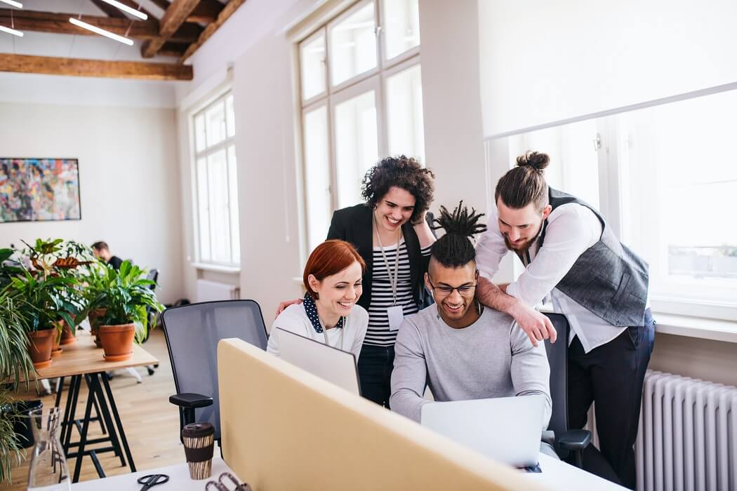 personas en un ambiente de trabajo positivo