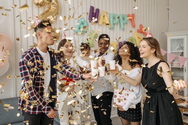 Celebración de cumpleaños en la oficina
